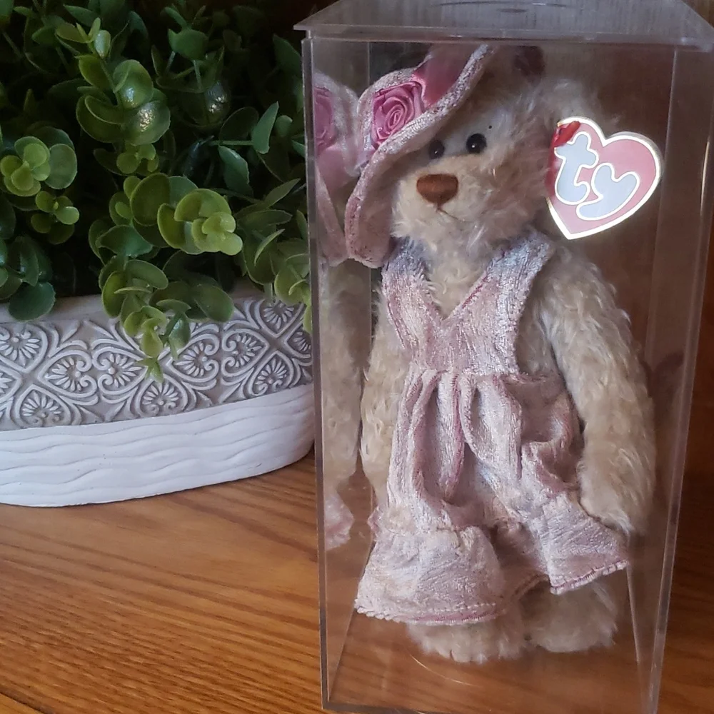 🔥2 / $20🔥GIRLY GIRL BEAR "DARLENE" WITH DISPLAY CASE - Picture 1 of 5